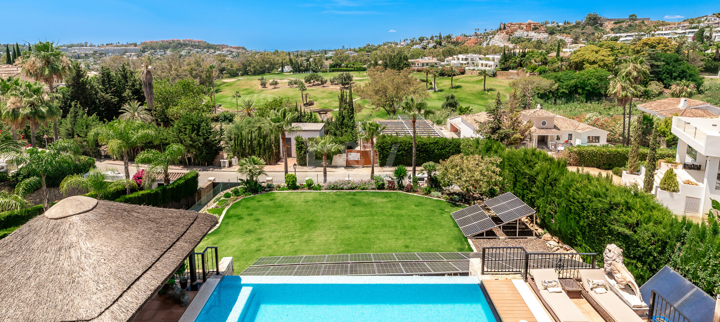 Villa with large plot and breathtaking golf valley & sea views