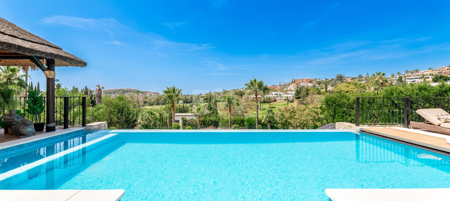 Villa with large plot and breathtaking golf valley & sea views