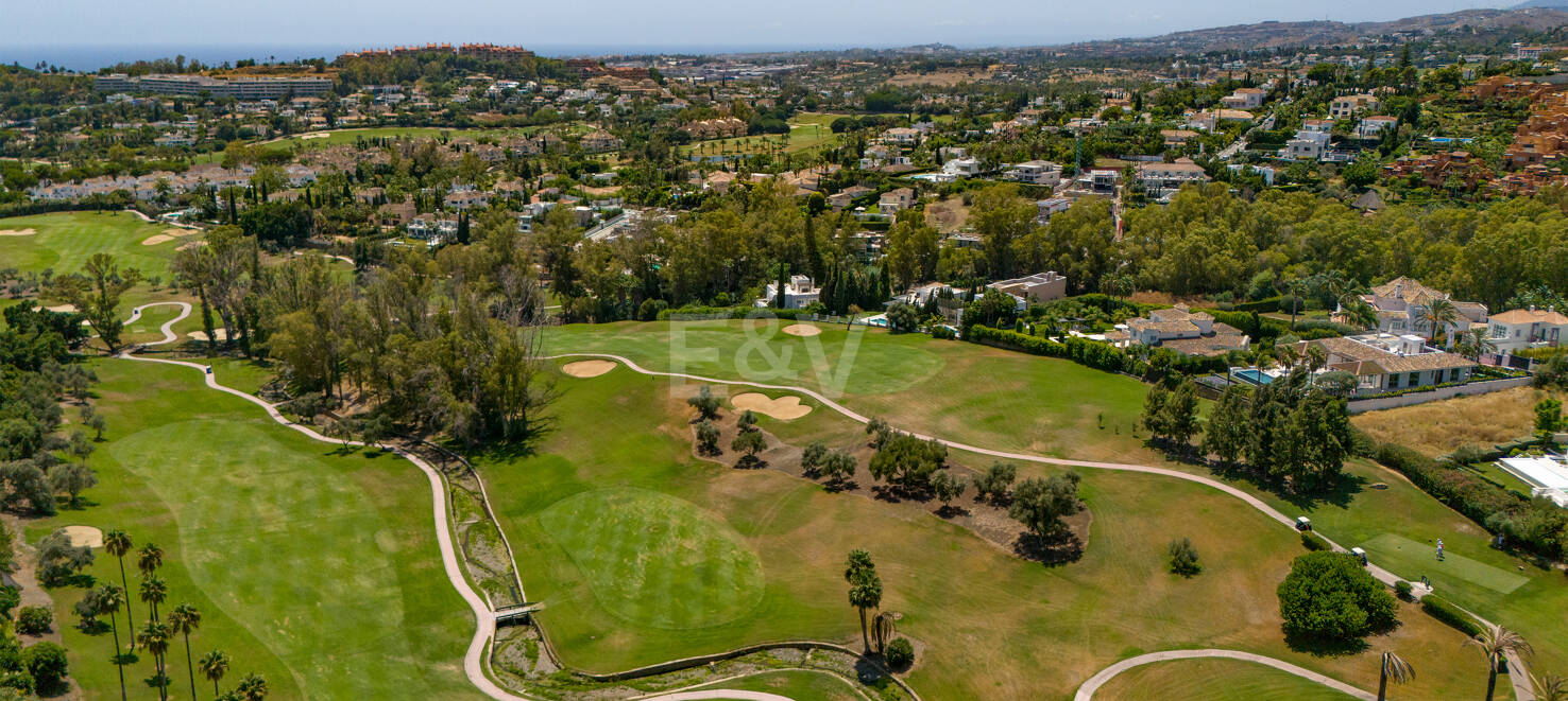 Exceptional villa with golf views on a large plot in a prestigious location in Nueva Andalucia