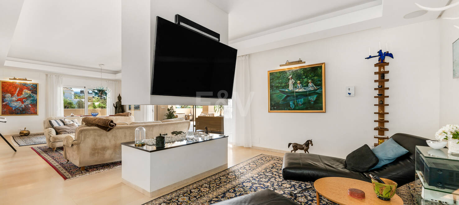 Exceptional villa with golf views on a large plot in a prestigious location in Nueva Andalucia