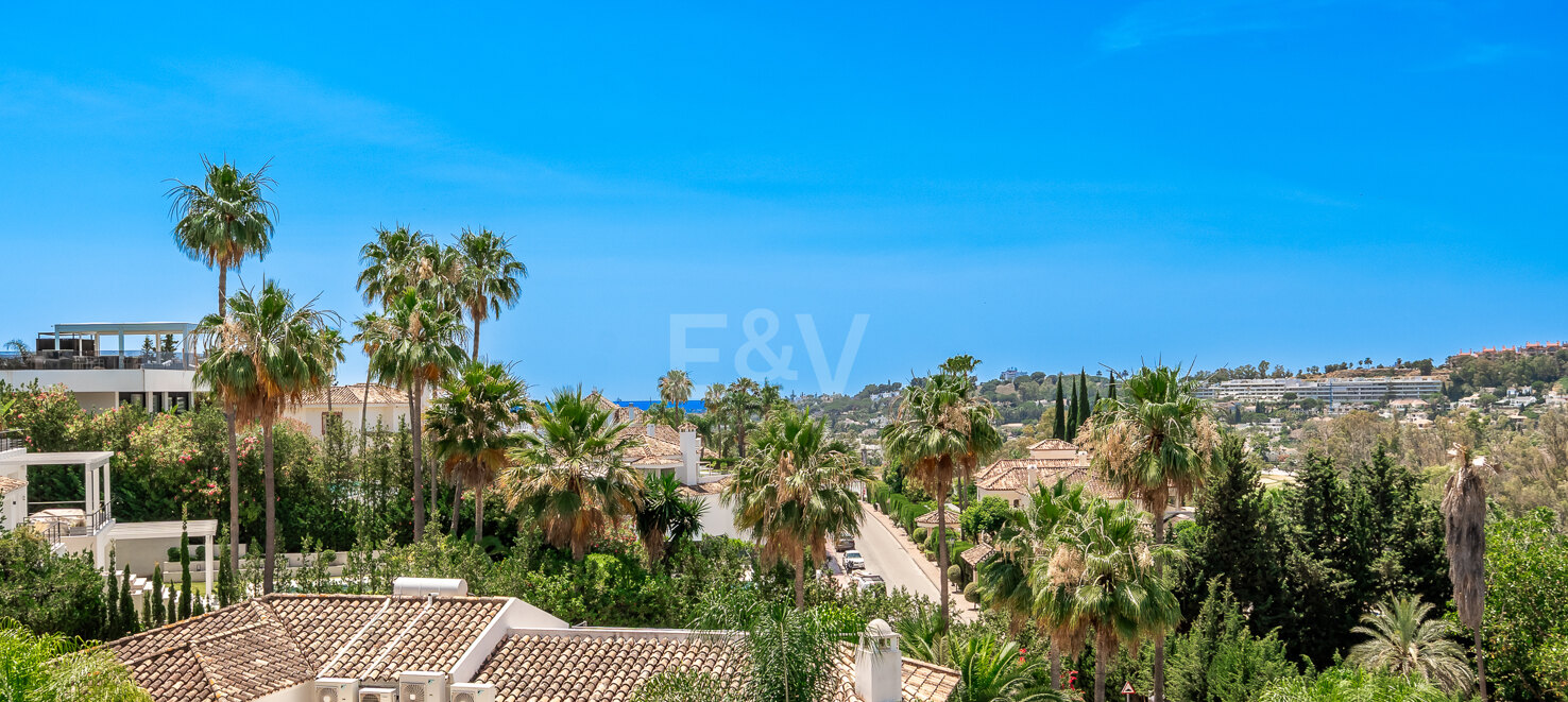 Villa with large plot and breathtaking golf valley & sea views