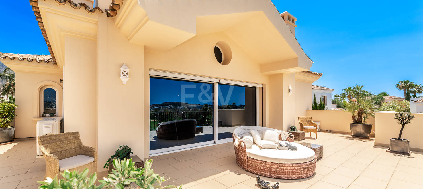 Exceptional villa with golf views on a large plot in a prestigious location in Nueva Andalucia
