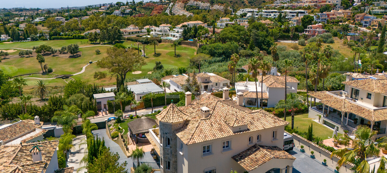 Exceptional villa with golf views on a large plot in a prestigious location in Nueva Andalucia