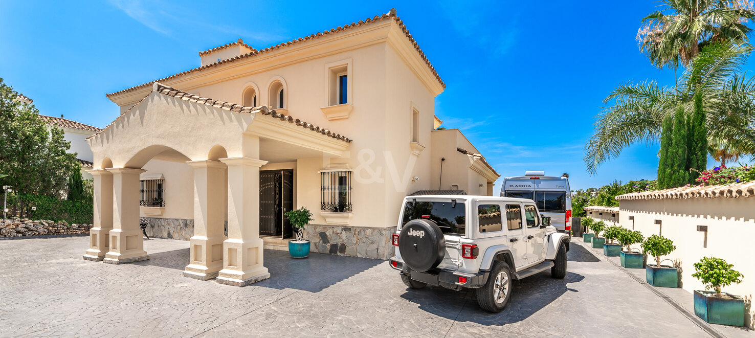 Villa with large plot and breathtaking golf valley & sea views