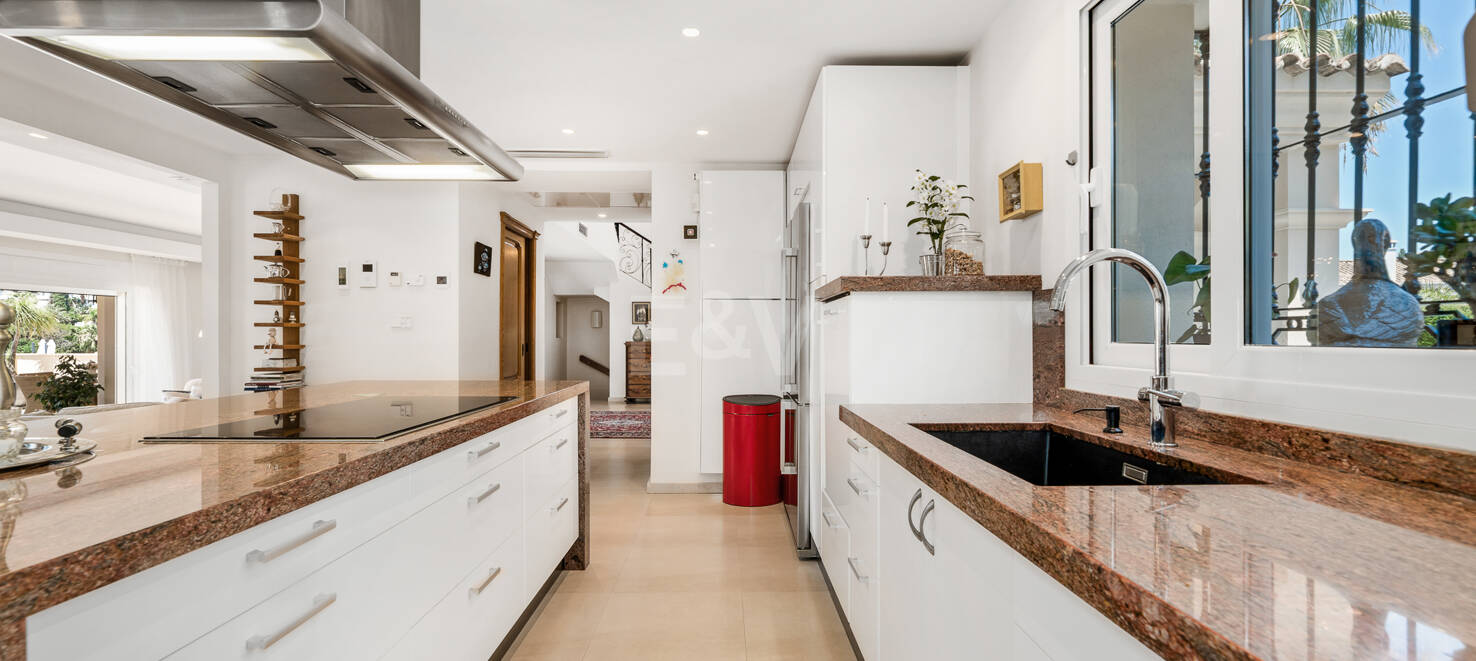 Exceptional villa with golf views on a large plot in a prestigious location in Nueva Andalucia