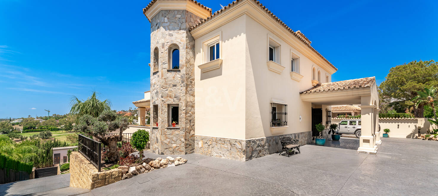 Exceptional villa with golf views on a large plot in a prestigious location in Nueva Andalucia