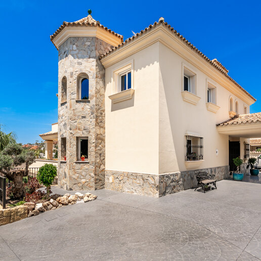 Villa with large plot and breathtaking golf valley & sea views