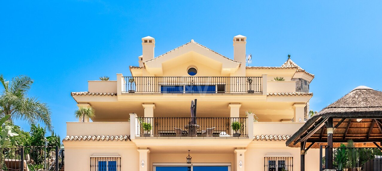 Villa with large plot and breathtaking golf valley & sea views
