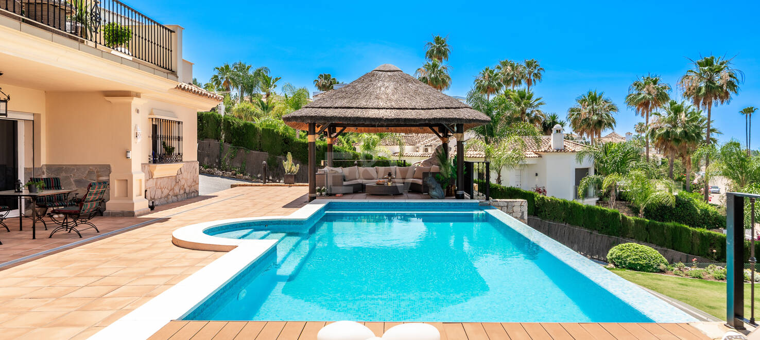Exceptional villa with golf views on a large plot in a prestigious location in Nueva Andalucia