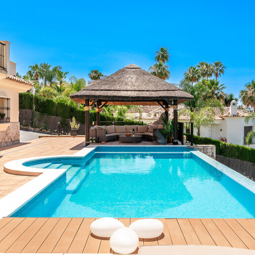 Villa with large plot and breathtaking golf valley & sea views