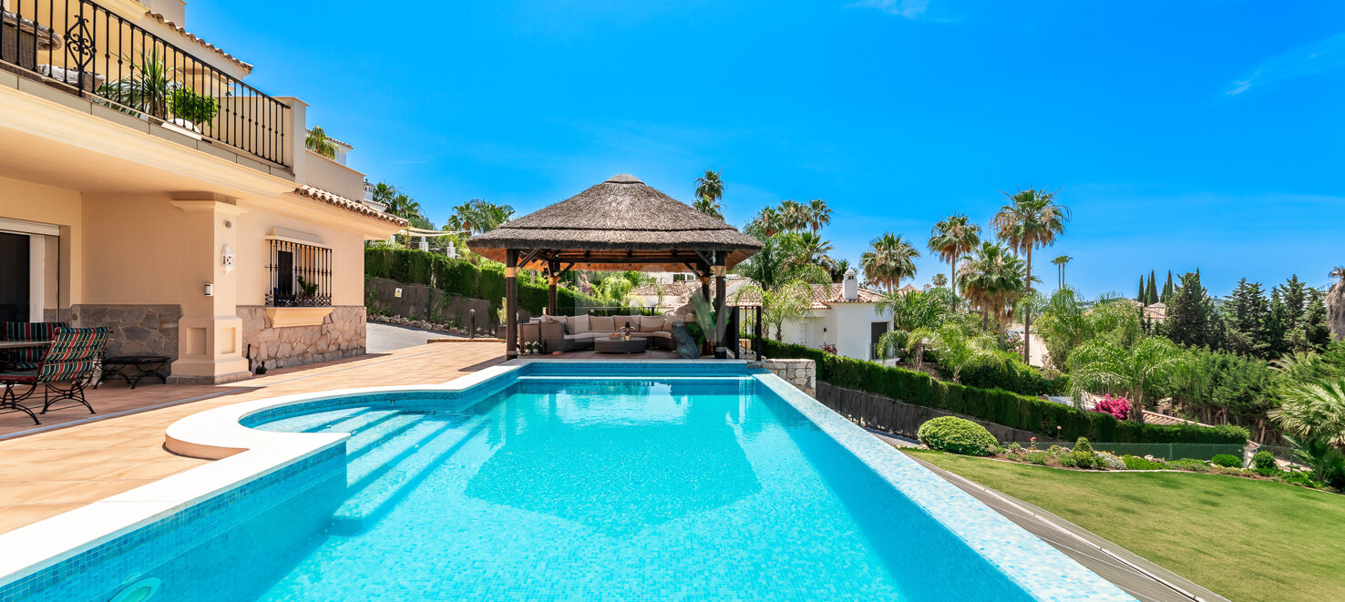 Villa with large plot and breathtaking golf valley & sea views