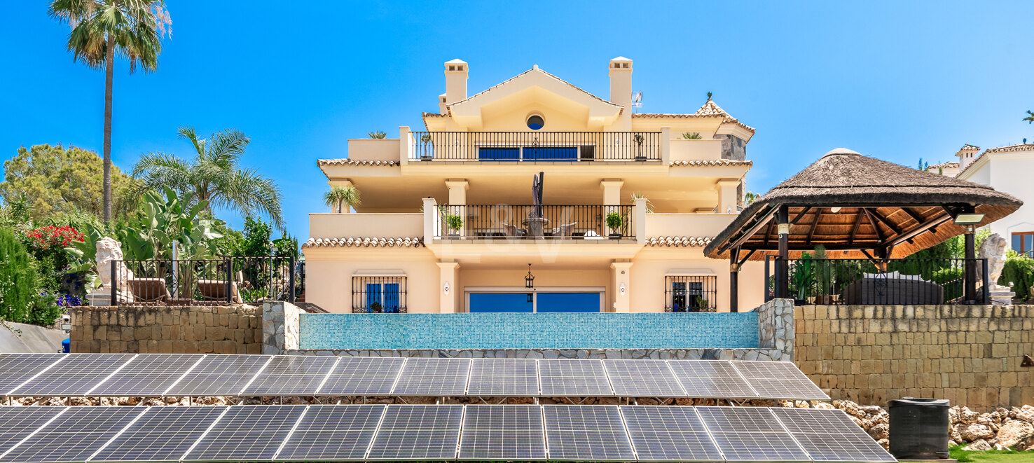 Villa with large plot and breathtaking golf valley & sea views