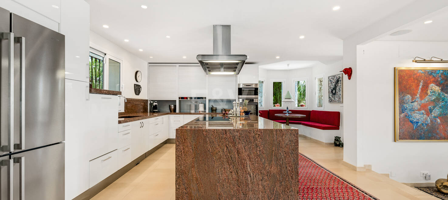 Exceptional villa with golf views on a large plot in a prestigious location in Nueva Andalucia