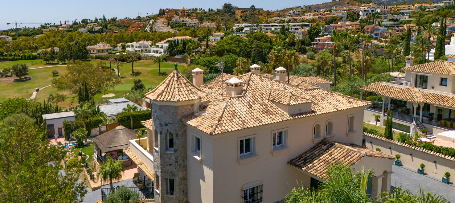 Exceptional villa with golf views on a large plot in a prestigious location in Nueva Andalucia