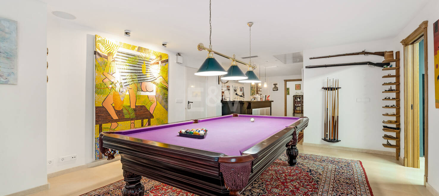 Exceptional villa with golf views on a large plot in a prestigious location in Nueva Andalucia