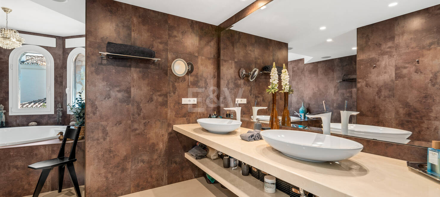 Exceptional villa with golf views on a large plot in a prestigious location in Nueva Andalucia