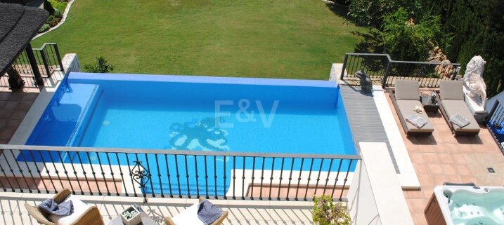 Villa with large plot and breathtaking golf valley & sea views