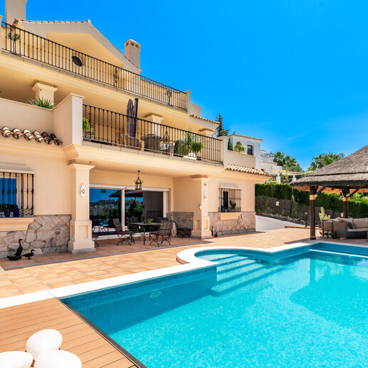 Villa with large plot and breathtaking golf valley & sea views