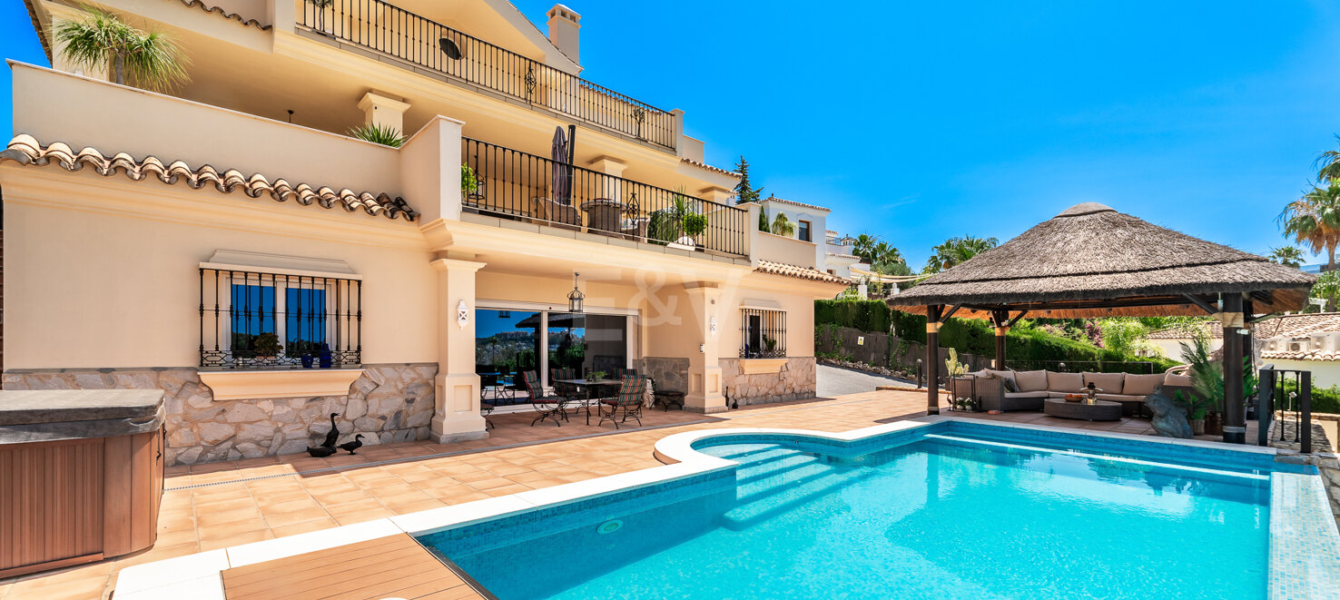Villa with large plot and breathtaking golf valley & sea views