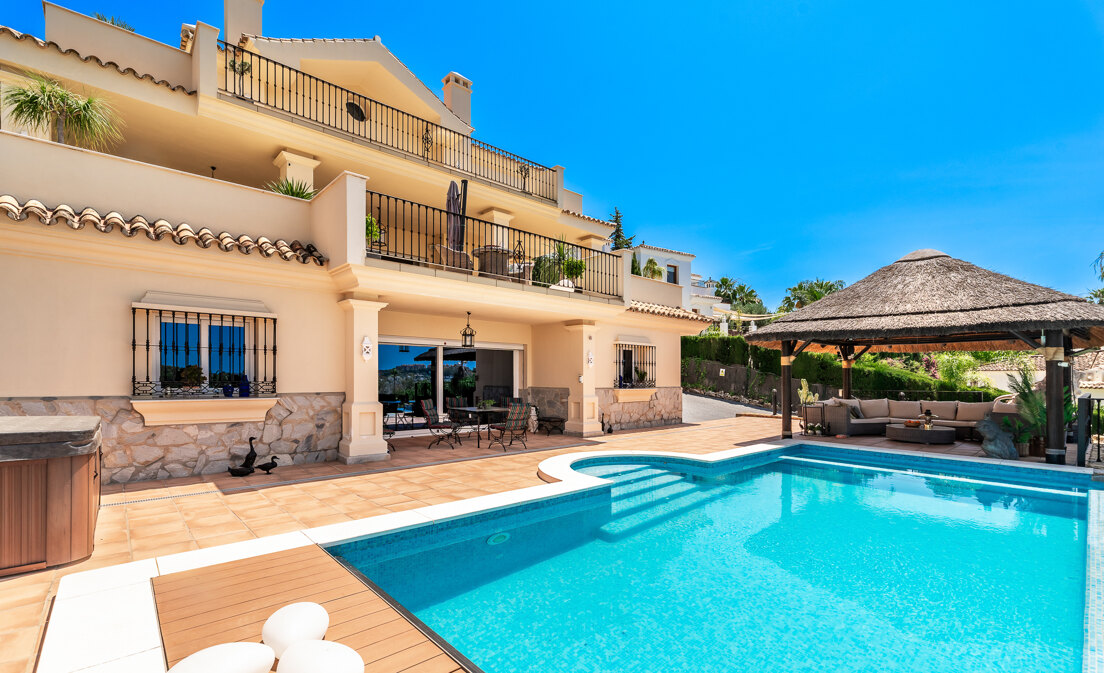 Villa with large plot and breathtaking golf valley & sea views