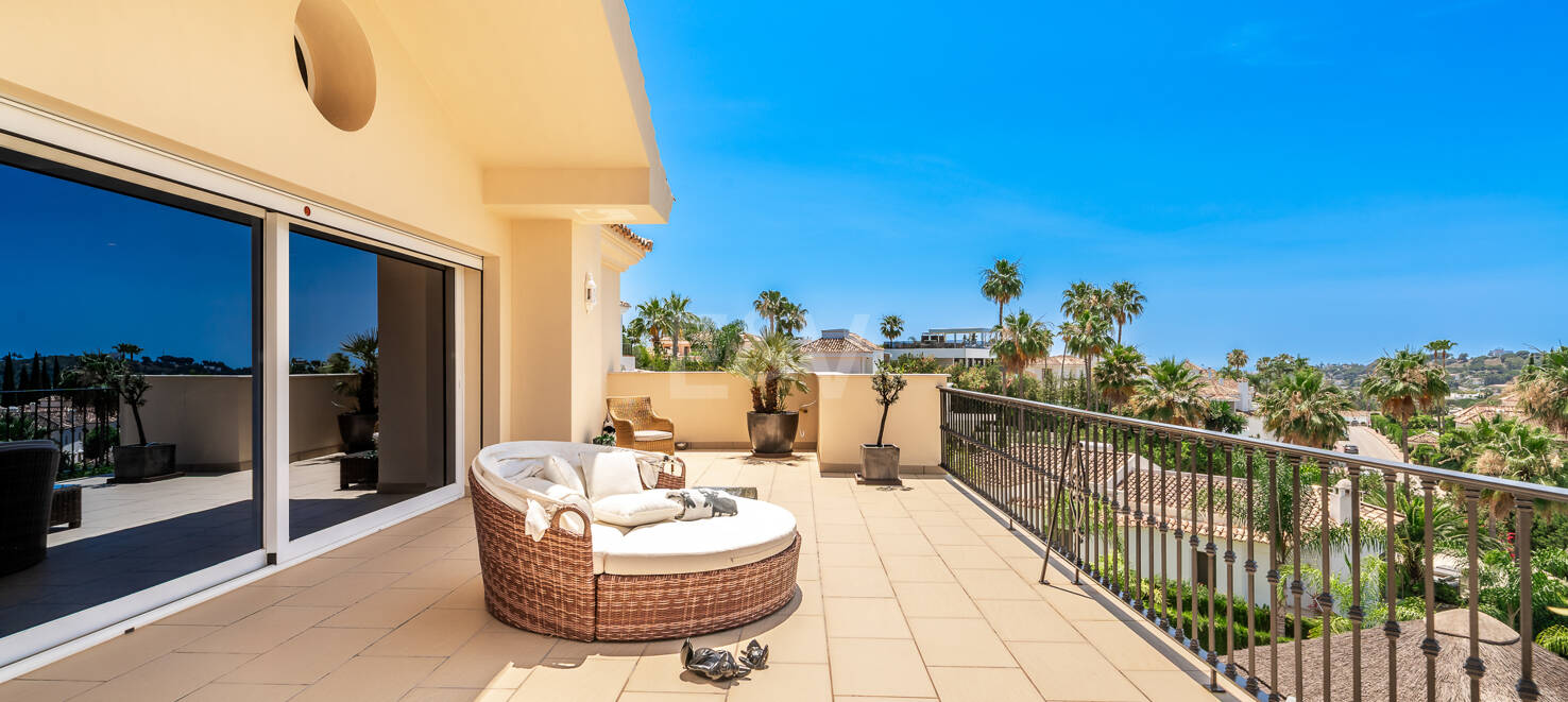 Exceptional villa with golf views on a large plot in a prestigious location in Nueva Andalucia