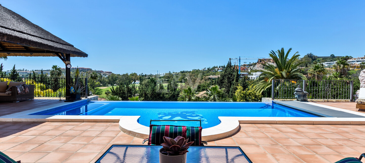 Villa with large plot and breathtaking golf valley & sea views