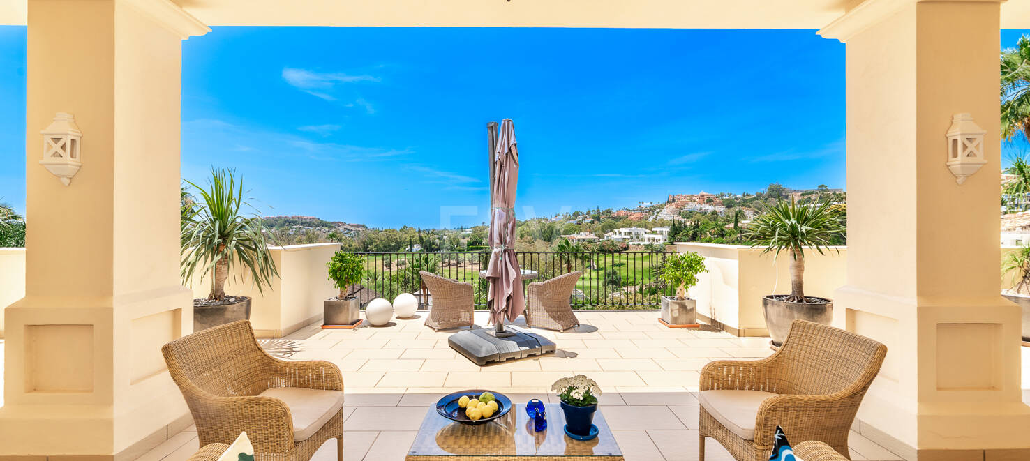 Exceptional villa with golf views on a large plot in a prestigious location in Nueva Andalucia