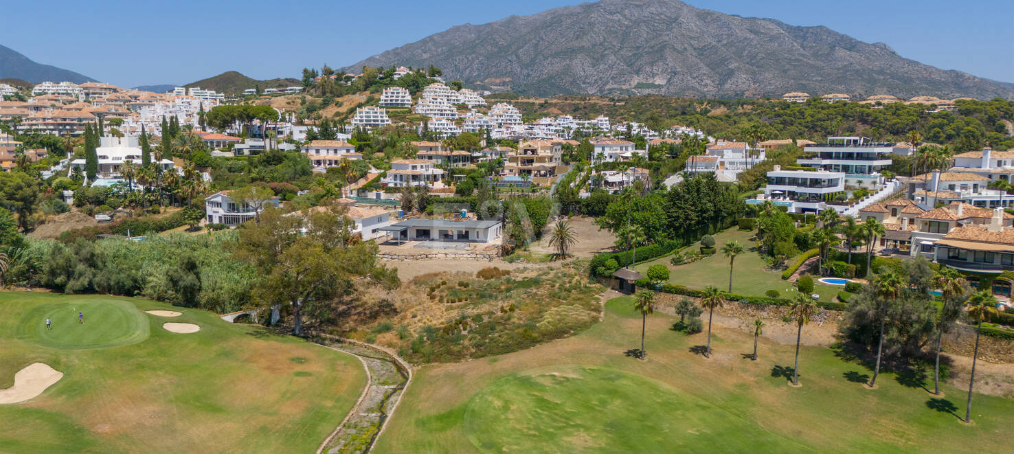 Exceptional villa with golf views on a large plot in a prestigious location in Nueva Andalucia