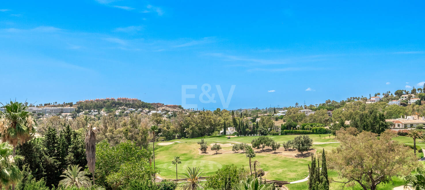 Exceptional villa with golf views on a large plot in a prestigious location in Nueva Andalucia