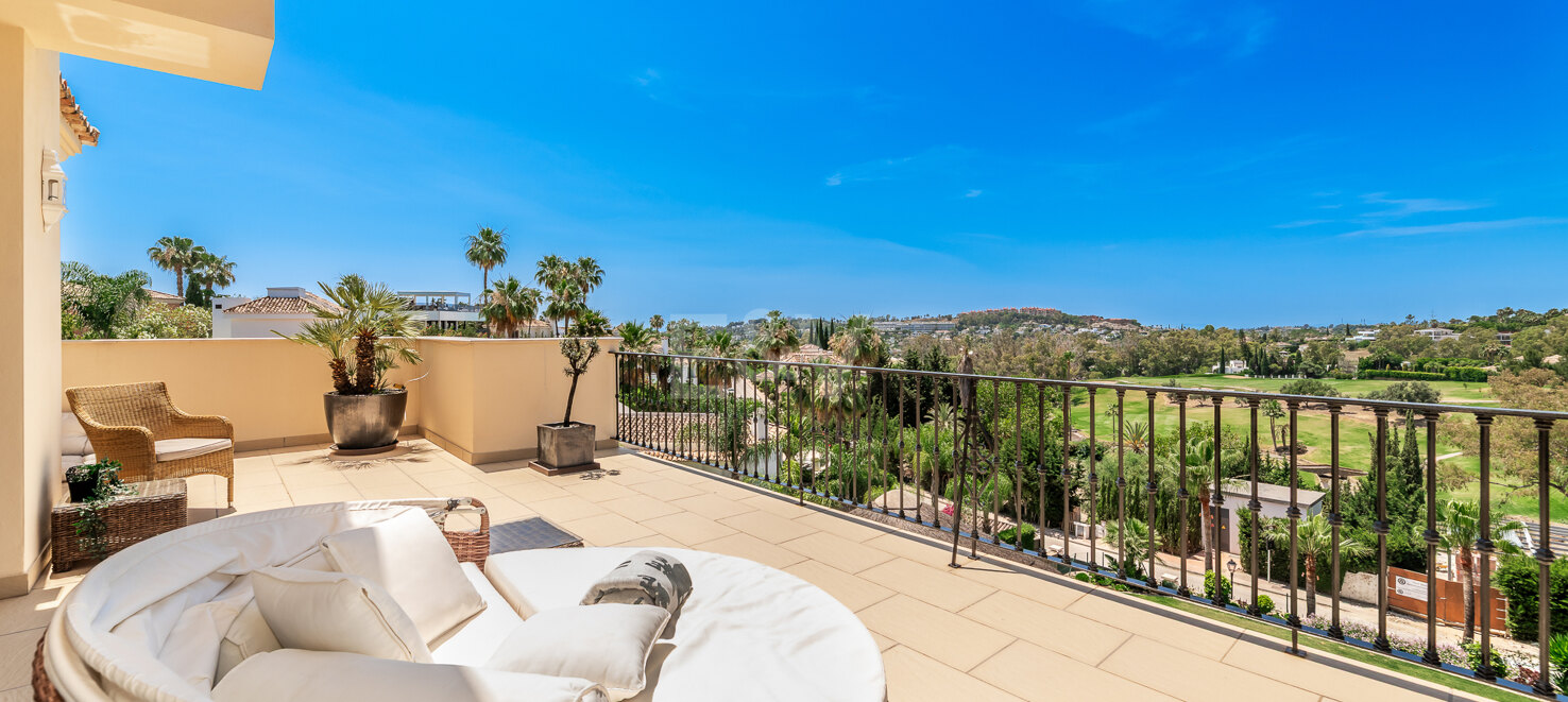 Villa with large plot and breathtaking golf valley & sea views