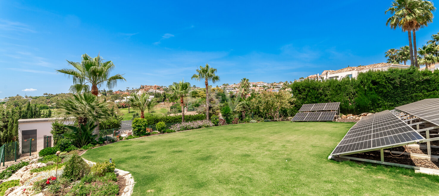 Villa with large plot and breathtaking golf valley & sea views
