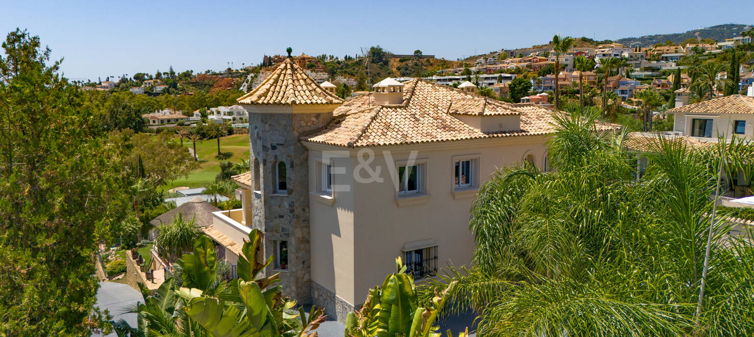 Exceptional villa with golf views on a large plot in a prestigious location in Nueva Andalucia