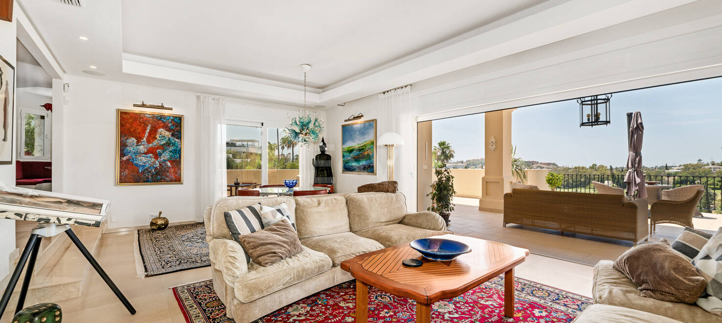 Exceptional villa with golf views on a large plot in a prestigious location in Nueva Andalucia