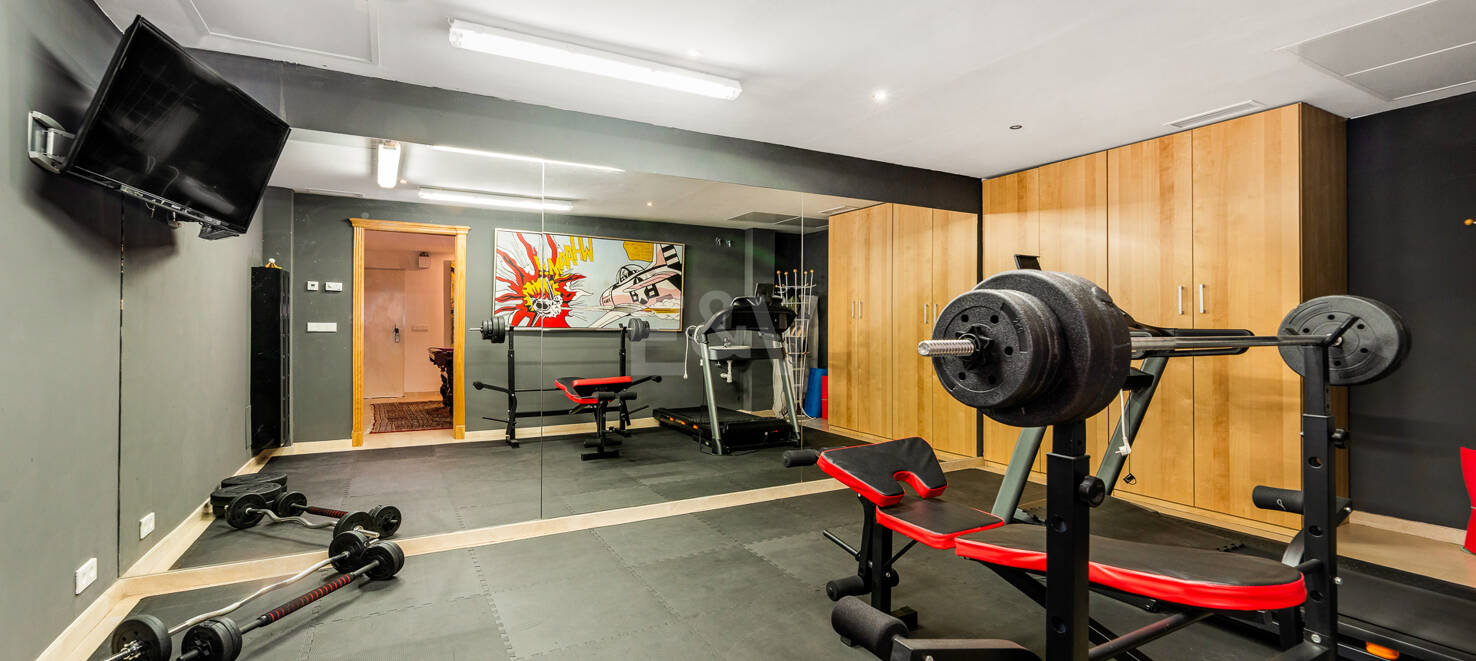 Exceptional villa with golf views on a large plot in a prestigious location in Nueva Andalucia