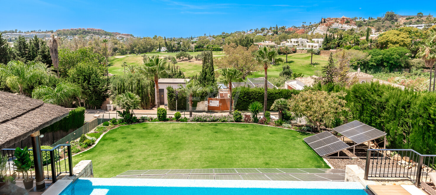 Villa with large plot and breathtaking golf valley & sea views