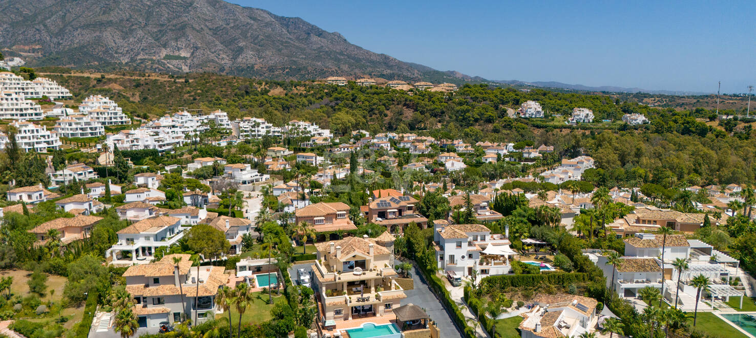 Exceptional villa with golf views on a large plot in a prestigious location in Nueva Andalucia