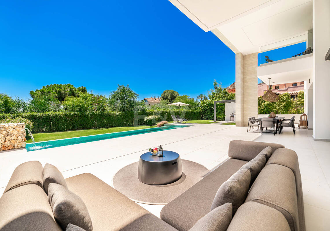 Elegante Zeitgenössische Villa in Cascada de Camoján mit Panoramablick auf das Meer