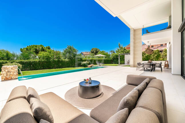 Elegante Zeitgenössische Villa in Cascada de Camoján mit Panoramablick auf das Meer