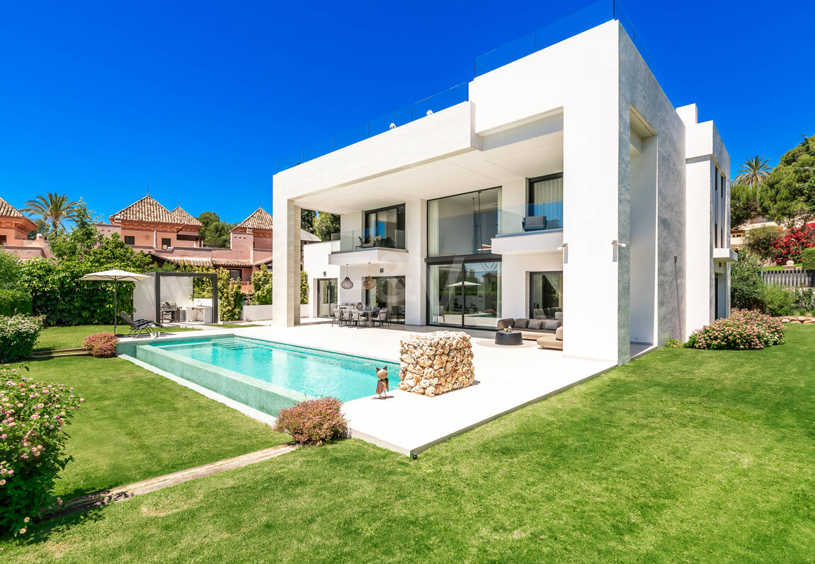 Elegante Zeitgenössische Villa in Cascada de Camoján mit Panoramablick auf das Meer