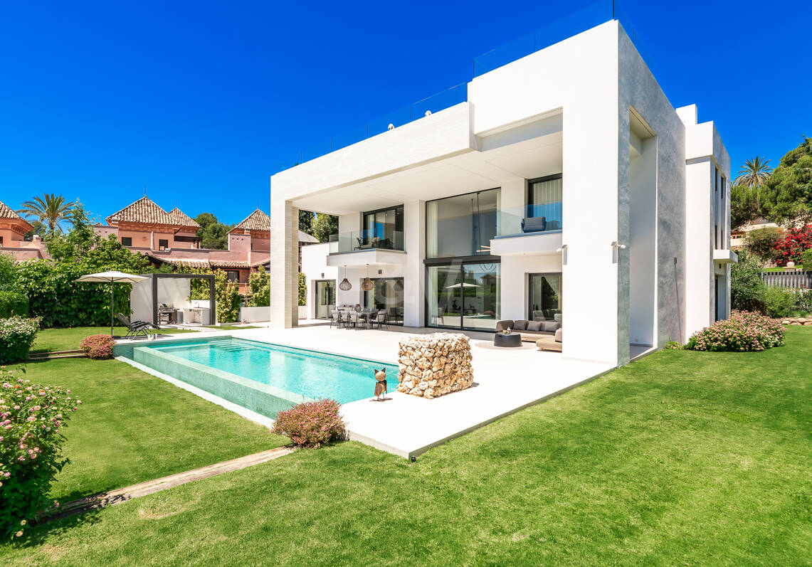 Elegante Zeitgenössische Villa in Cascada de Camoján mit Panoramablick auf das Meer