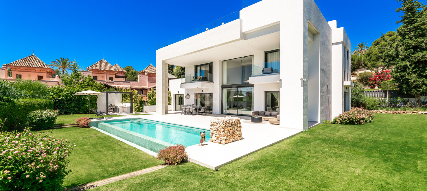 Sleek Contemporary Villa i Cascada de Camján med panoramautsikt över havet