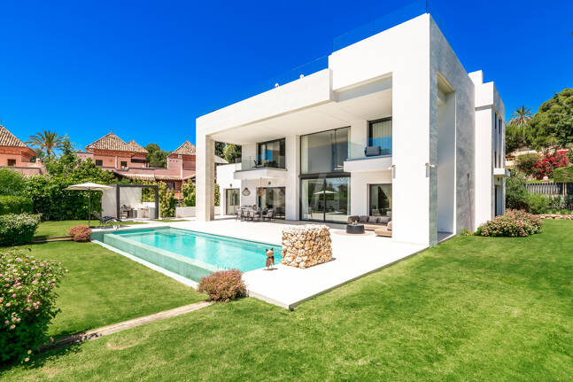 Elegante Zeitgenössische Villa in Cascada de Camoján mit Panoramablick auf das Meer