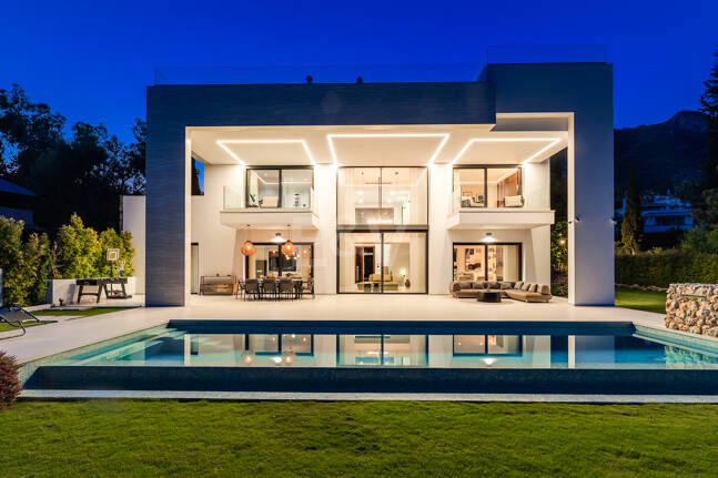 Elegante Zeitgenössische Villa in Cascada de Camoján mit Panoramablick auf das Meer