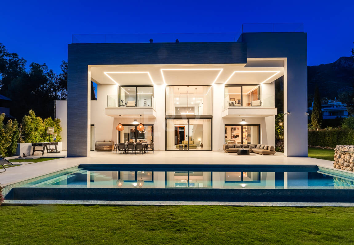 Elegante Zeitgenössische Villa in Cascada de Camoján mit Panoramablick auf das Meer