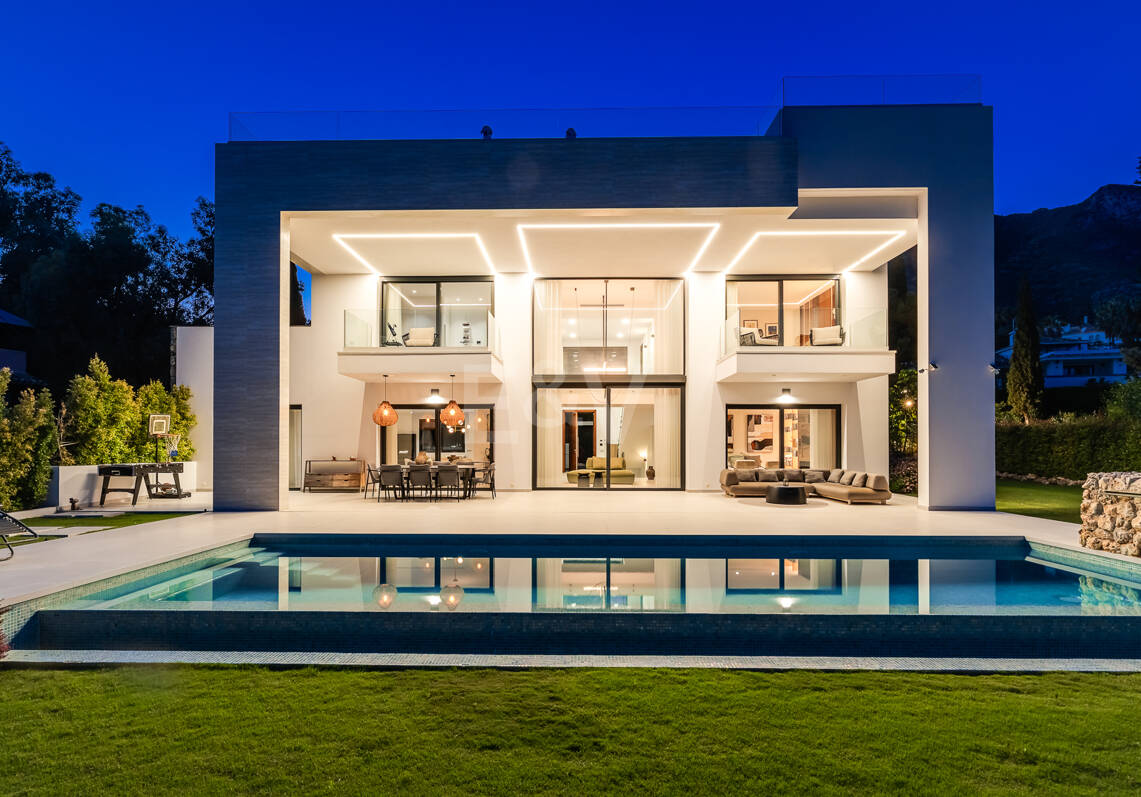 Elegante Zeitgenössische Villa in Cascada de Camoján mit Panoramablick auf das Meer