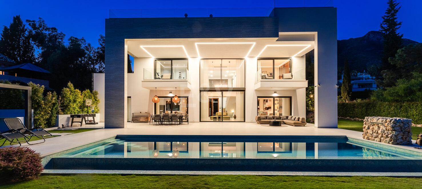 Sleek Contemporary Villa i Cascada de Camján med panoramautsikt över havet