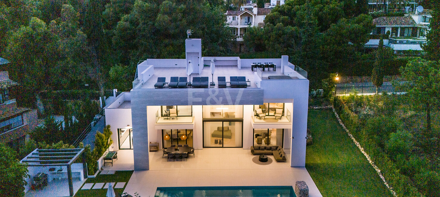 Elegante Zeitgenössische Villa in Cascada de Camoján mit Panoramablick auf das Meer