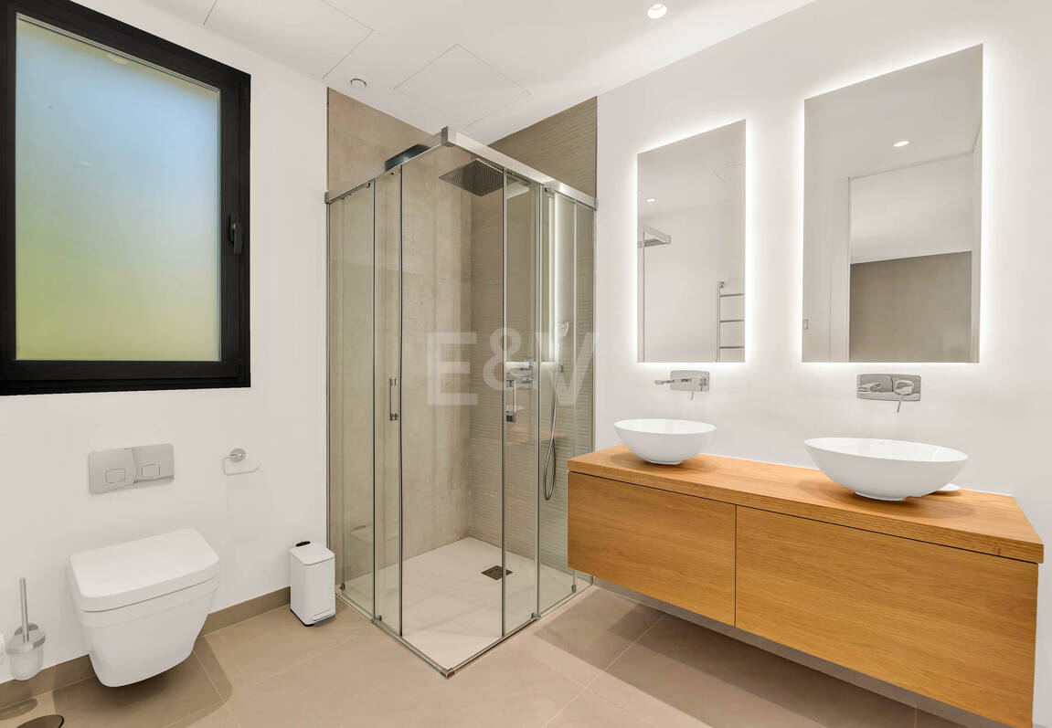 Elegante Zeitgenössische Villa in Cascada de Camoján mit Panoramablick auf das Meer