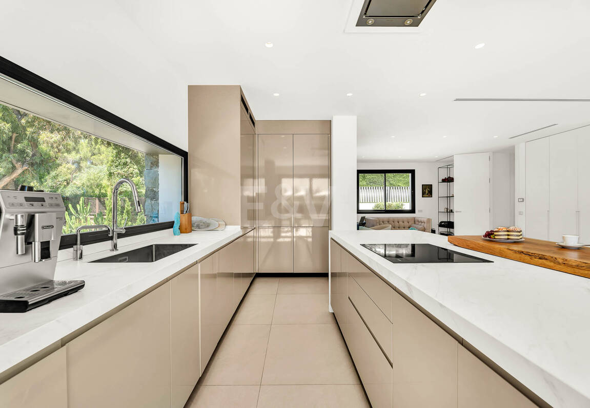 Elegante Zeitgenössische Villa in Cascada de Camoján mit Panoramablick auf das Meer