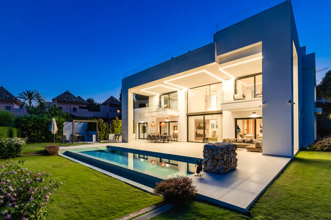 Elegante Zeitgenössische Villa in Cascada de Camoján mit Panoramablick auf das Meer